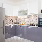 Lucic דירה חוואר